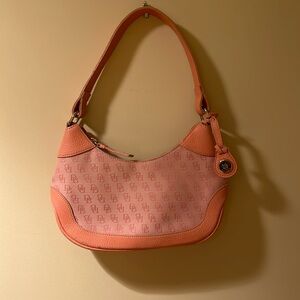 Dooney & Bourke, small shoulder bag with peach leather and logo print.